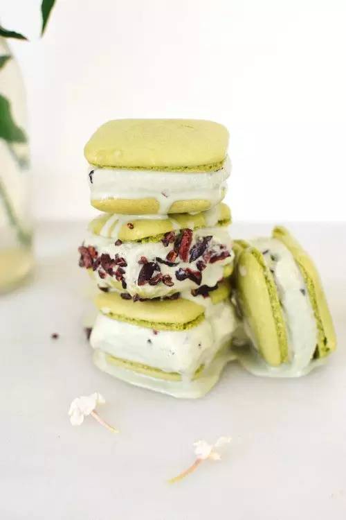 吃巧克力马卡龙冰淇淋三明治,哈根达斯牛奶太妃三明治冰淇淋