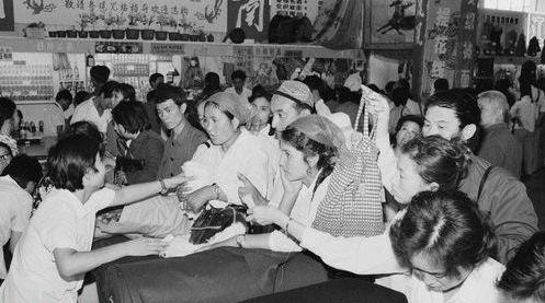 这可能是80年代最挣钱的生意!人山人海只为张门票……