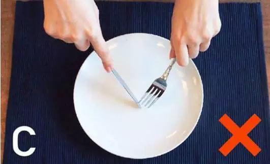 吃西餐刀叉怎么用显优雅的视频,西餐刀叉的正确使用拿法漫画