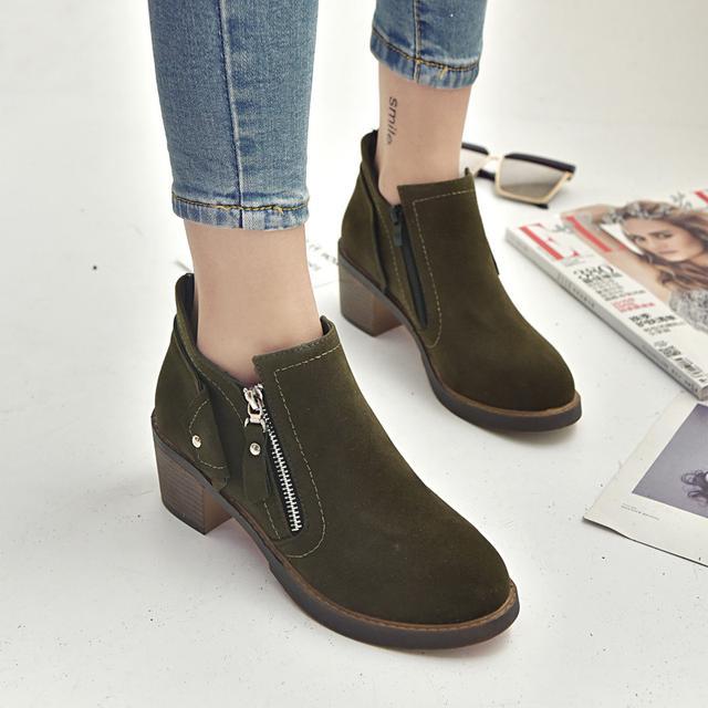 现在流行什么样的马丁靴好看,今年最流行中筒马丁靴