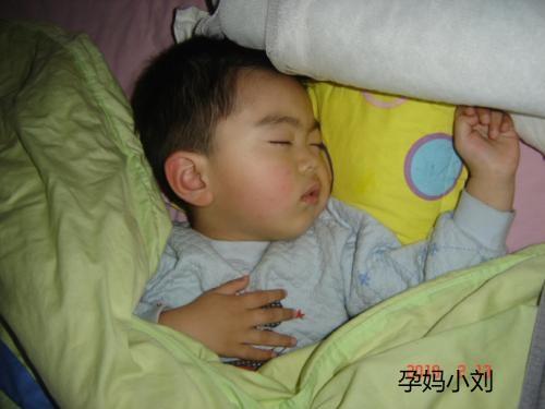 新生儿白天太吵了睡不好怎么办,10天宝宝晚上10点吵闹