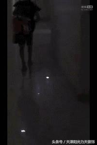 无论是面对业主还是外卖小哥，力天都散发着自己的温度