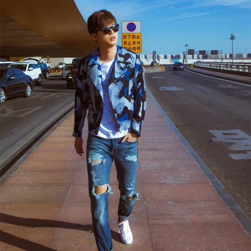 董力穿蓝色羽绒服,董力穿黑色毛呢外套