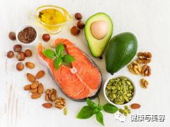 如果你的头发干枯毛躁没有光泽,顺滑有光泽的头发