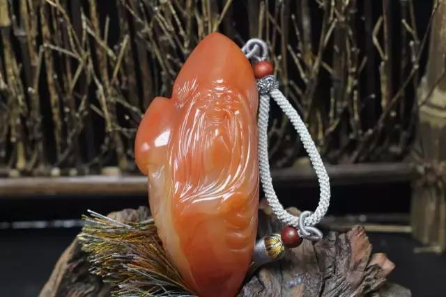 听我一句劝，把你浪费的钱买玉吧！不需十年，三年以后你回头来看