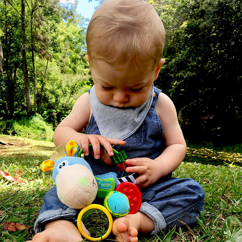 宝宝坐飞机哭闹不停视频,两岁坐飞机如何防止哭闹