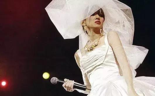 他是刘德华的*用御**词人，过年你一定会唱他的歌！