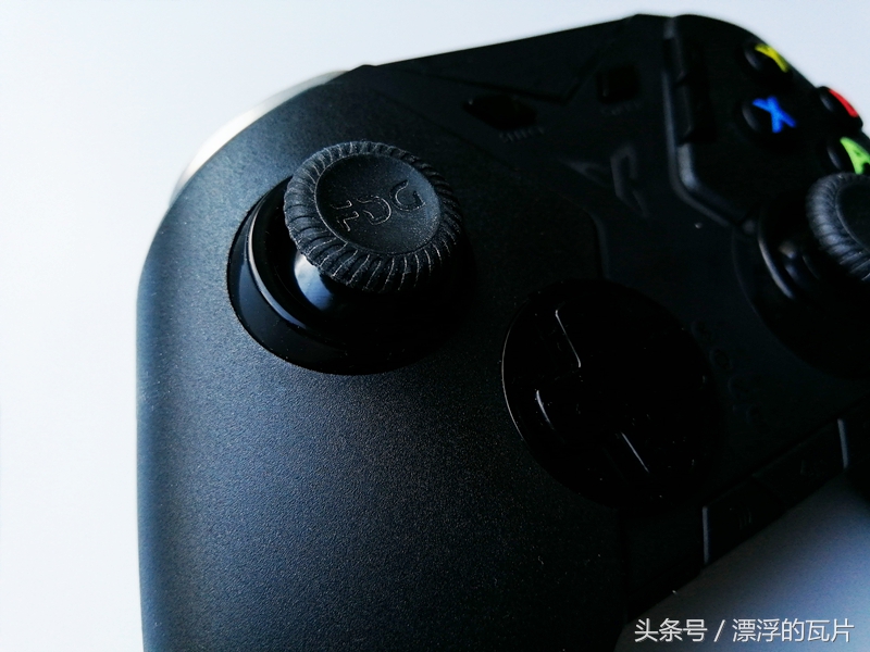 飞智八爪鱼二代手柄玩游戏,飞智八爪鱼游戏手柄推荐