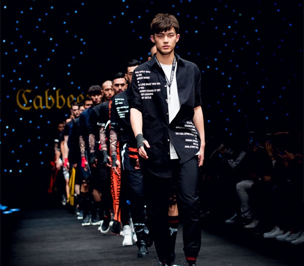 董力穿蓝色羽绒服,董力穿黑色毛呢外套