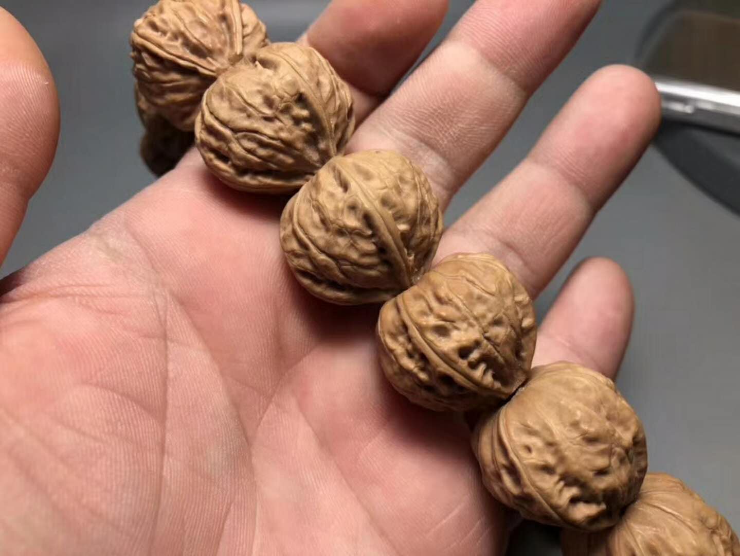 比较火的文玩核桃手串,不打底的文玩核桃手串