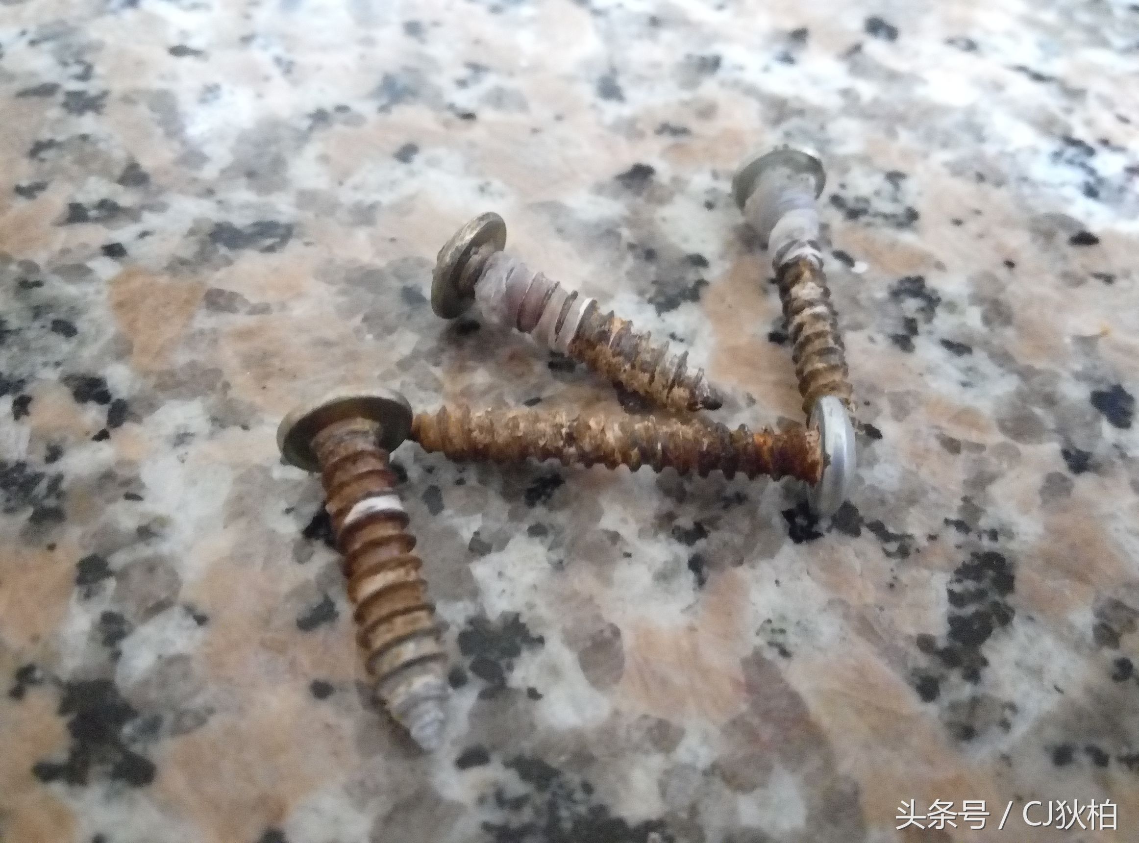 在家里螺丝滑牙了怎么拧下来,螺丝机滑牙怎么办