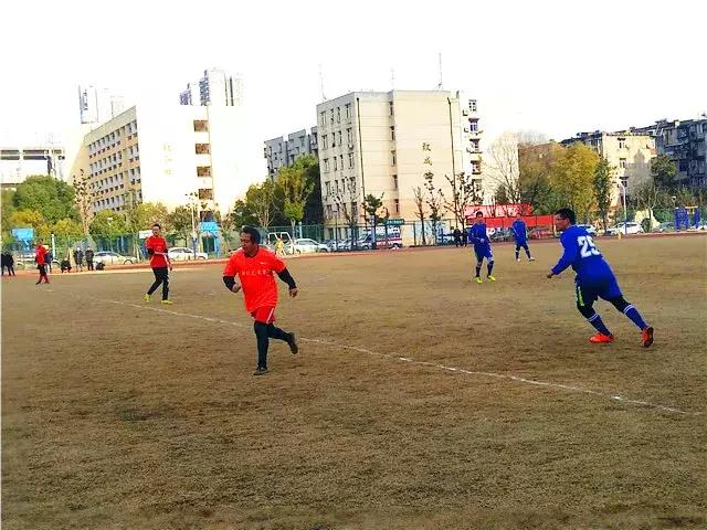 以球会友感受青山绿水红钢城别样精彩