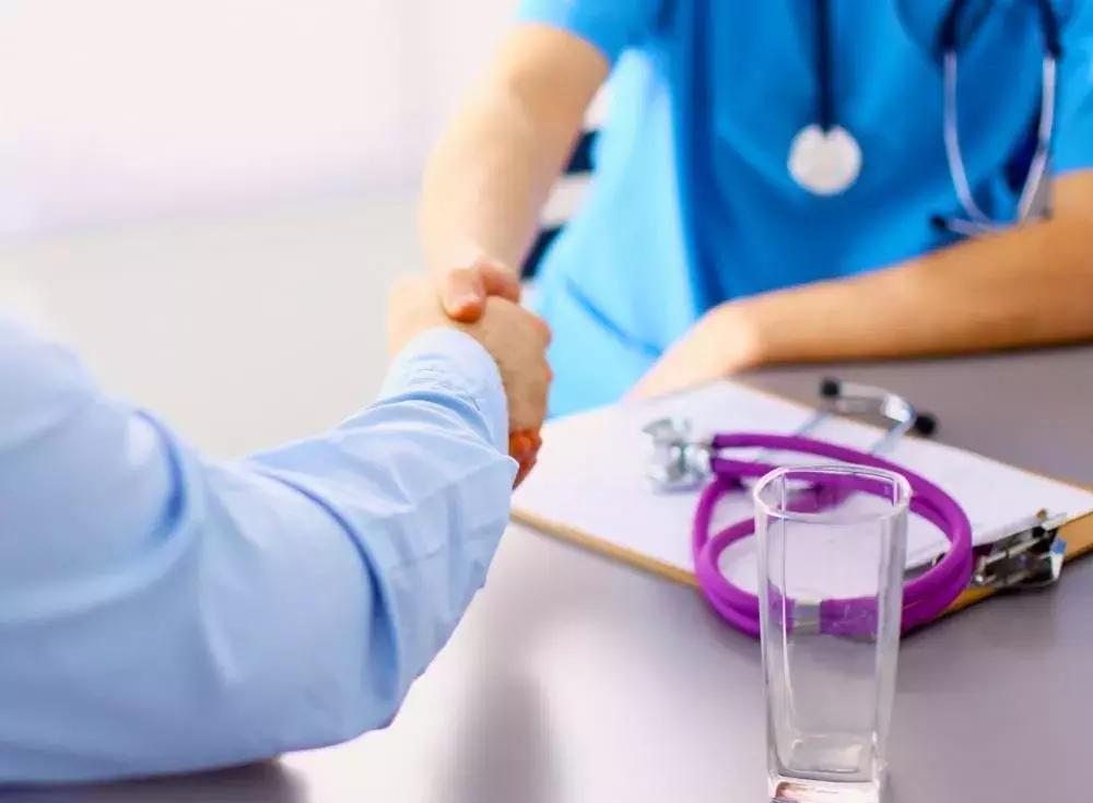 咫尺还是天涯，这位青年医生的文字让我们相信见字如面！