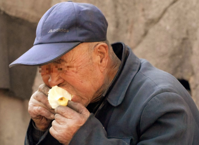 丈夫重病去世，无赖老头欺凌孤儿寡母，儿子怒揍他半身不遂