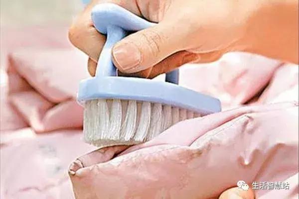 羽绒服出毛怎么办小妙招视频,羽绒服出绒怎么补救小妙招