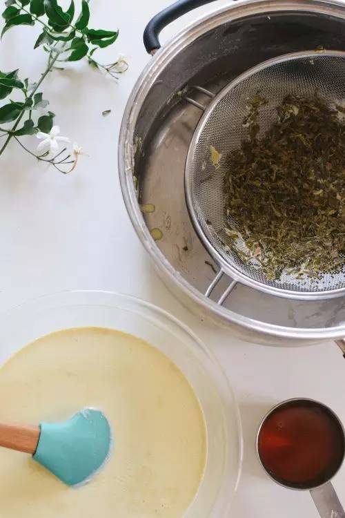 吃巧克力马卡龙冰淇淋三明治,哈根达斯牛奶太妃三明治冰淇淋