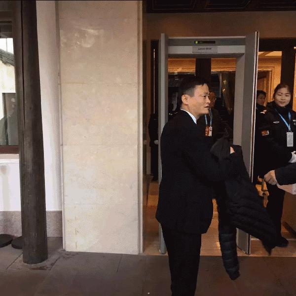 马云穿加拿大鹅牌羽绒服,马云羽绒服moncler