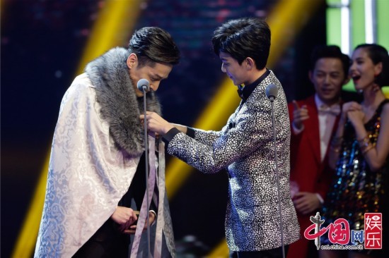 被胡歌和“小飞流”吴磊的情谊暖到了，你陪我长大，我当你臂膀