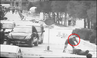 谭咏麟谈黄日华,谭咏麟解释黄日华踢人