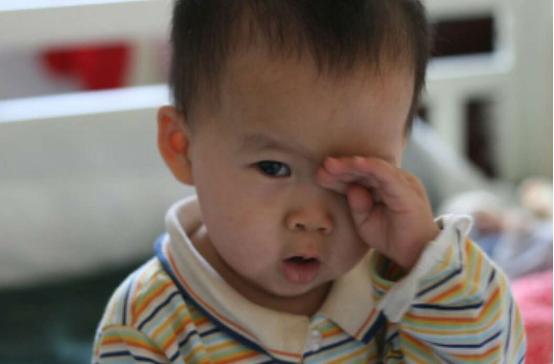 2岁宝宝眼中取出虫子，竟是因为生活中的一个坏习惯