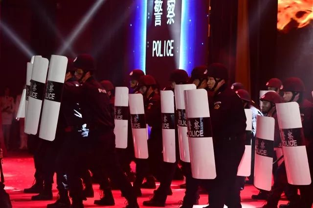 慰问演出现场震撼,警察震撼演出