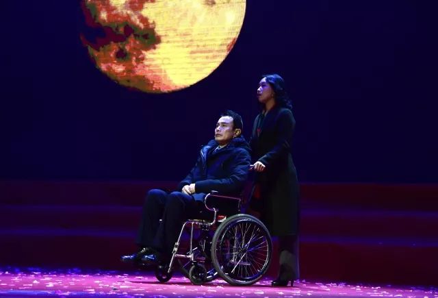 警察节目感动全场观众落泪,慰问演出感动