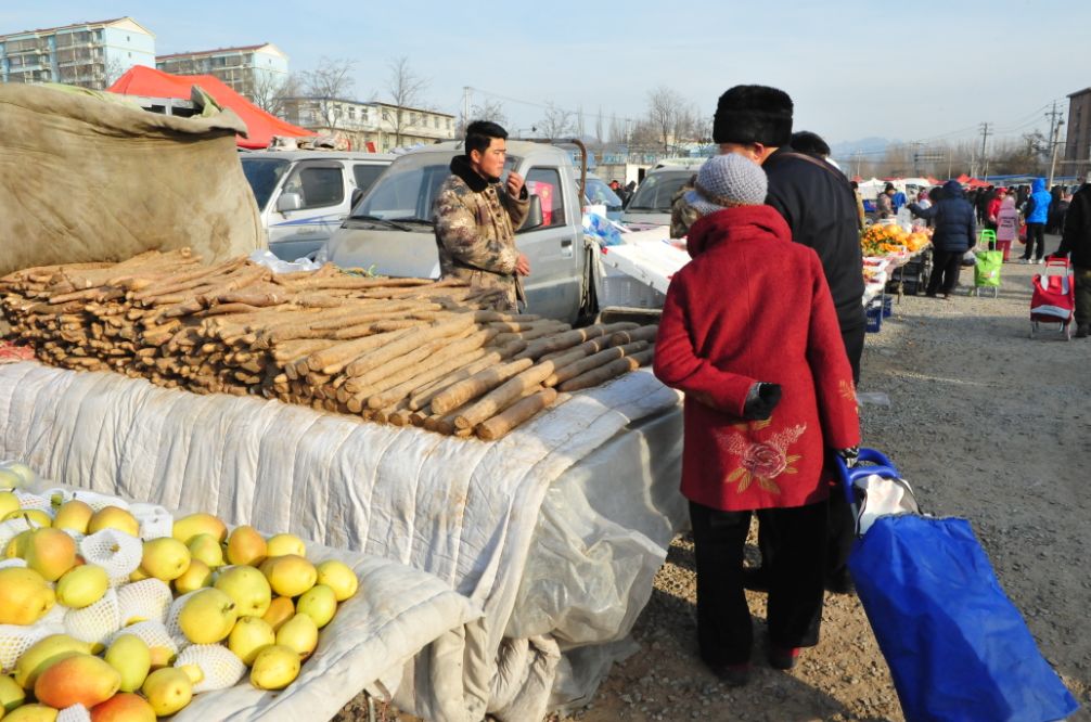 赶大集办年货浓浓年味迎春节,赶年货大集品浓浓年味