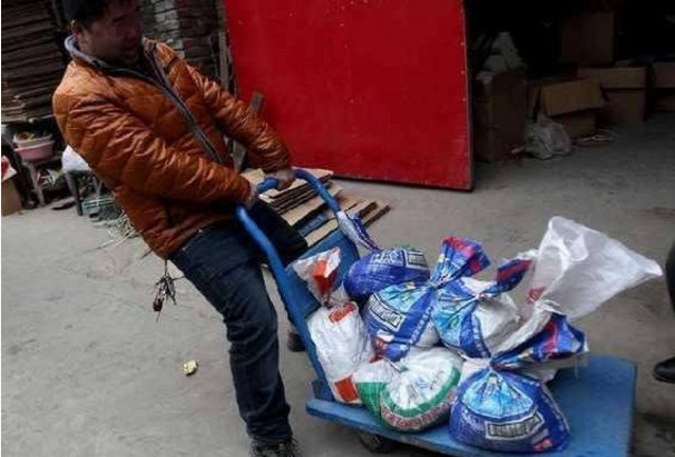 小伙在城里打工被女友甩了,小伙子被女友甩辛苦创业20年