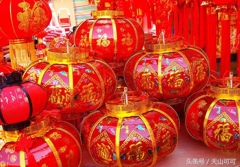 贴对联挂起红红火火的灯笼,红红火火过大年大红灯笼高高挂