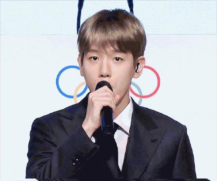 EXO二巡首尔演唱会伯贤哭,exo现身伯贤演唱会