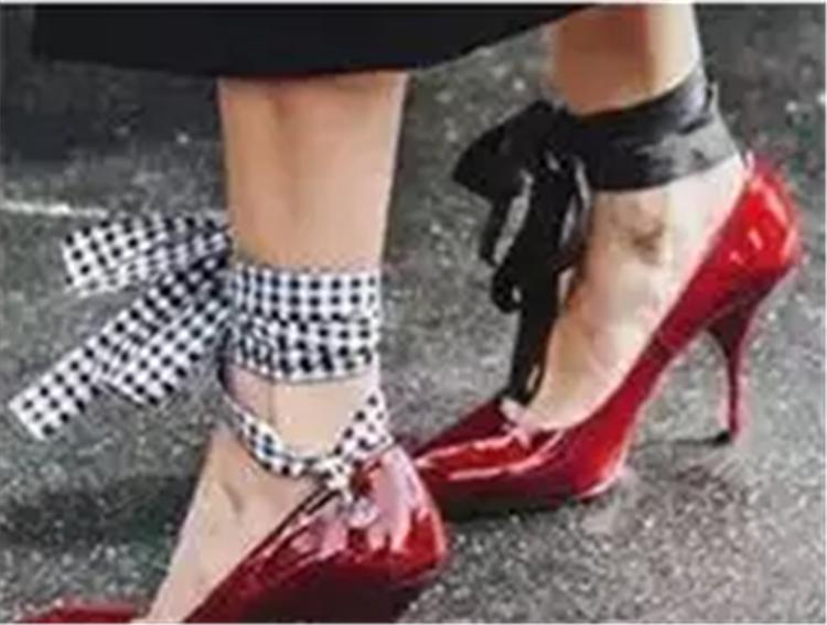 鞋子总是掉袜子是怎么回事,鞋子容易掉跟怎么加绑带