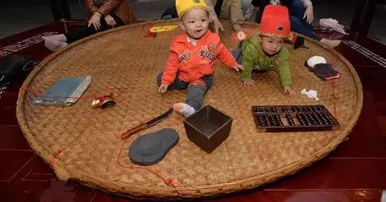 抓周是南方习俗还是北方习俗,小孩抓周仪式具体流程和习俗禁忌