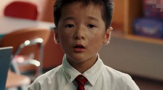 长江七号女扮男装 (小迪长江七号女扮男装)