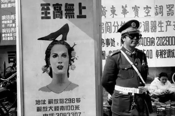 1957年的裸模与热吻！这个外国人在中国*拍偷**的老照片你一定没见过