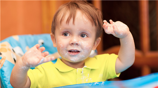 宝宝喂饭吃很慢怎么解决,宝宝吃饭磨蹭怎么改正