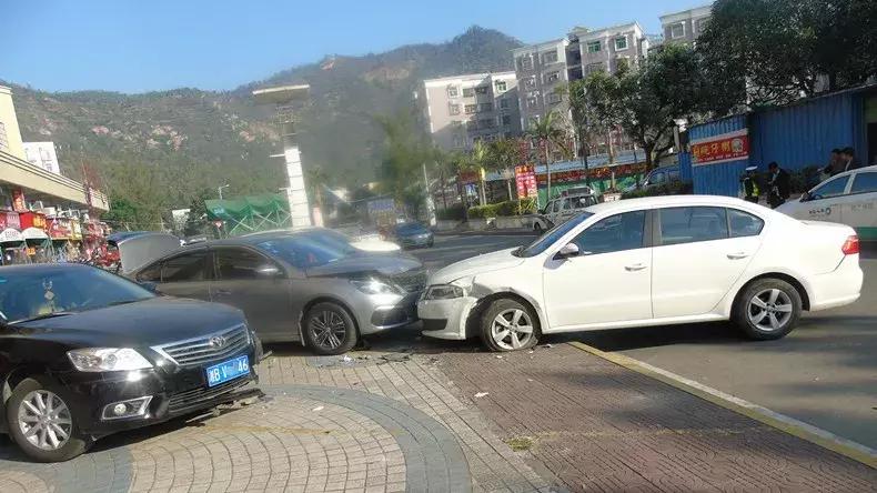 珠海男子租车撞自己客户小车!保险不赔还被扣12分!