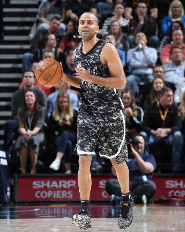 马刺的迷彩球衣丑?球迷:呵呵,在刺迷眼里就是经典