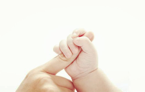 手指甲附近有倒刺是缺啥,孩子手指甲有竖纹是缺啥维生素