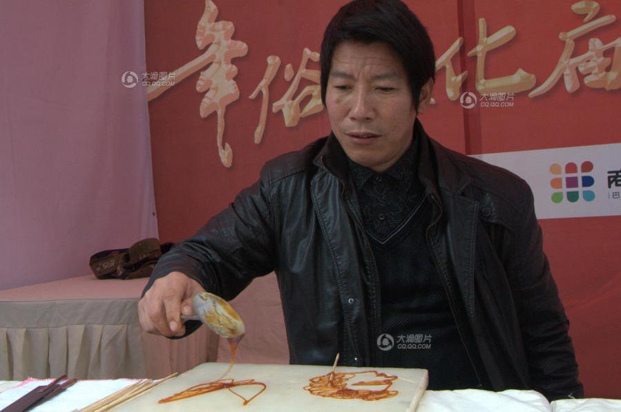男子做糖画30多年作品常被人高价购买收藏