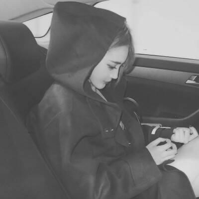 颓废黑白女生动漫头像,伤感头像孤独绝望女生黑白真人