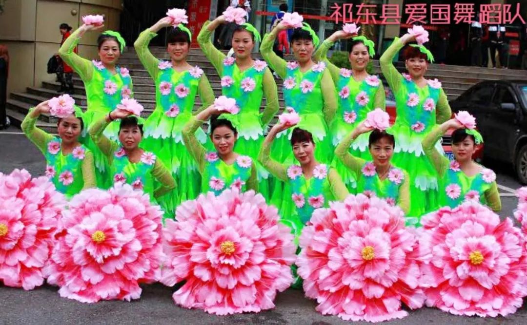 中老年人广场舞三人,中老年12人广场舞比赛