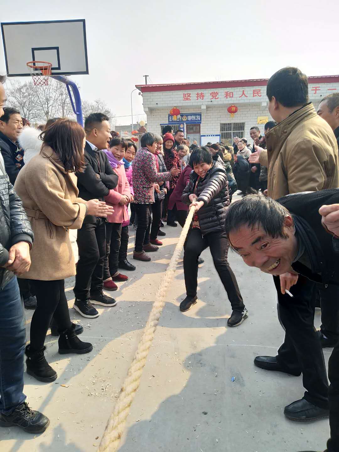 大年初一，跳绳、婆媳绑腿、老公背老婆…许昌这个地方嗨翻了天