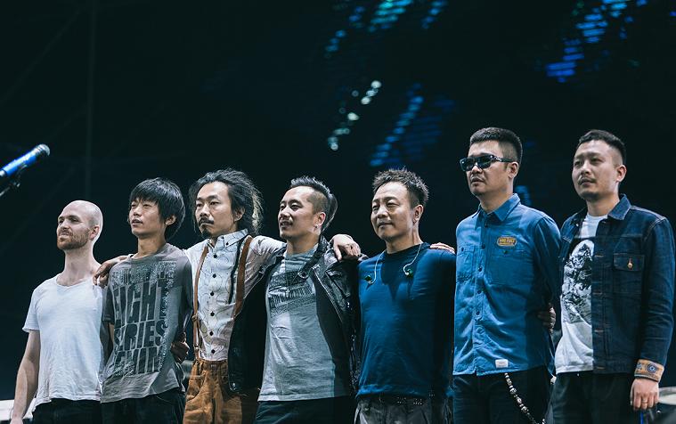 奋力跳到音响上唱歌，这大概是许巍这几年最燃的一次现场了！