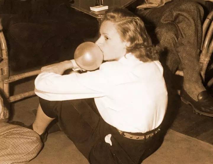 妈妈年轻的时候就是那么的勇敢,你还知道妈妈年轻时的样子吗