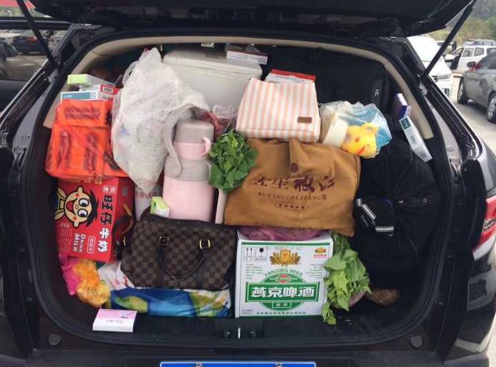 春节后返程都把后备箱塞得满满的,春节出门后备箱承载着父母的爱