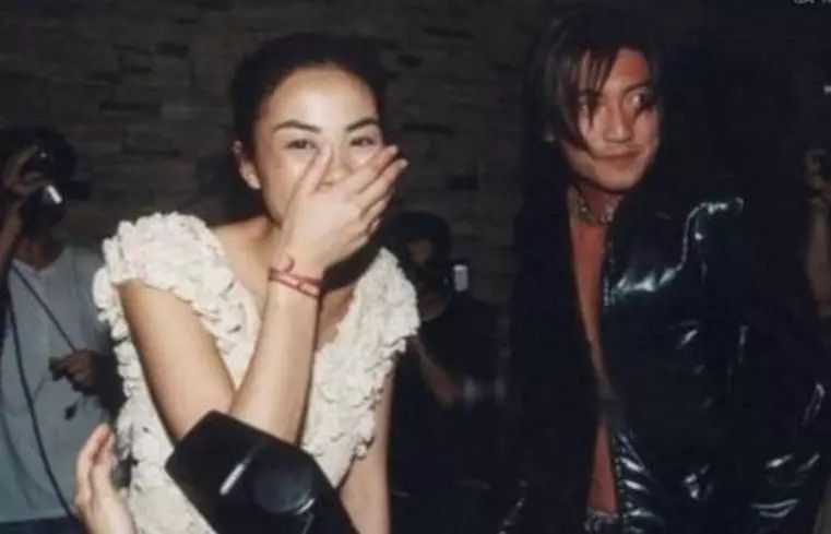 王菲谢霆锋甜蜜相处,王菲谢霆锋十指紧扣大秀恩爱