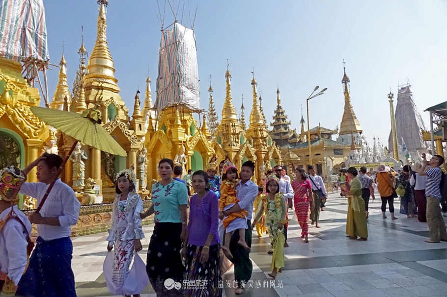 万千佛塔卧夕烟，十里浮屠一望间
