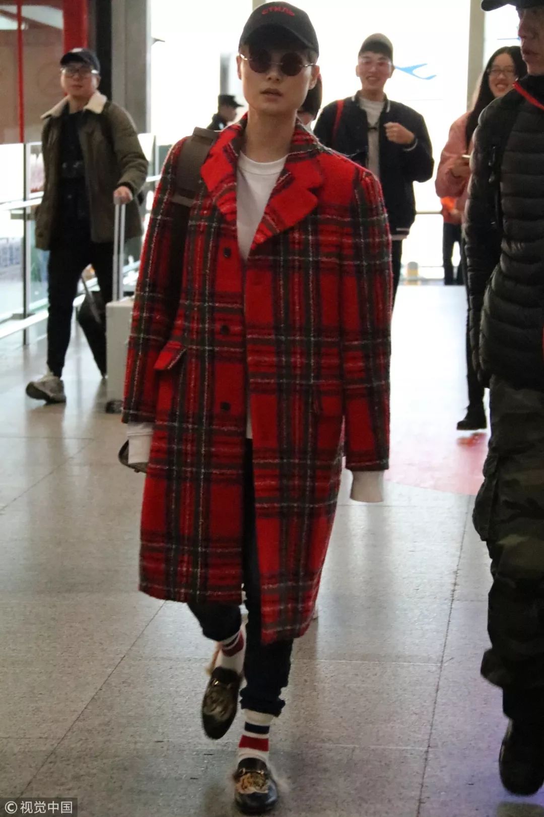 迪丽热巴宋茜西装look,热巴穿搭日常黑色棒球帽