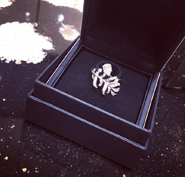 以前很想要一个戒指现在自己买了,去买一枚自己喜欢的戒指