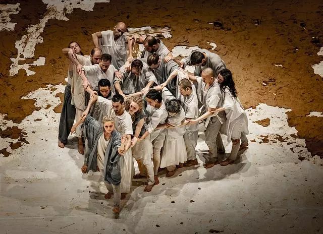 YT现场｜与三吨黏土共舞？艺术家如何让剧院变身作品的舞台